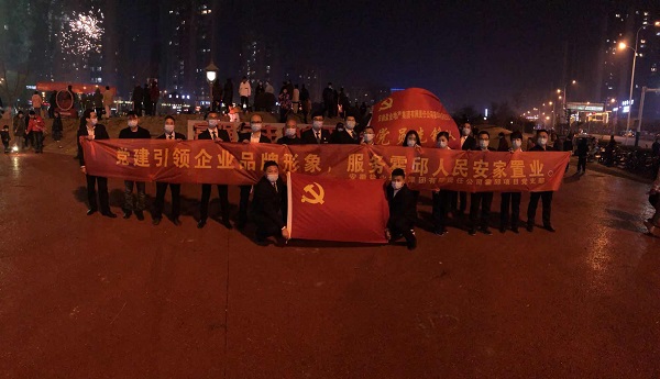 “党建引领企业品牌形象，，，，，，，，效劳霍邱人民安家置业”霍邱项目党支部开展春节送春联礼包活动